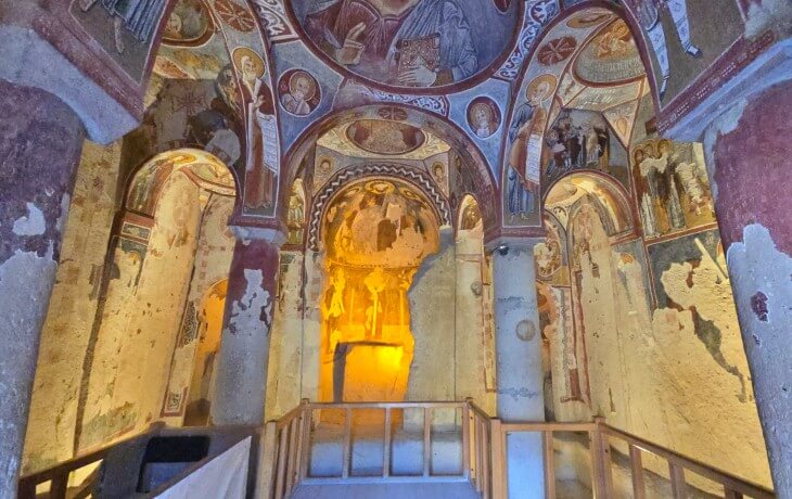 Göreme Elmalı Kilise iç mekanı; tonoz ve apsiste yer alan Orta Bizans freskleri ve kaya oyma mimari.